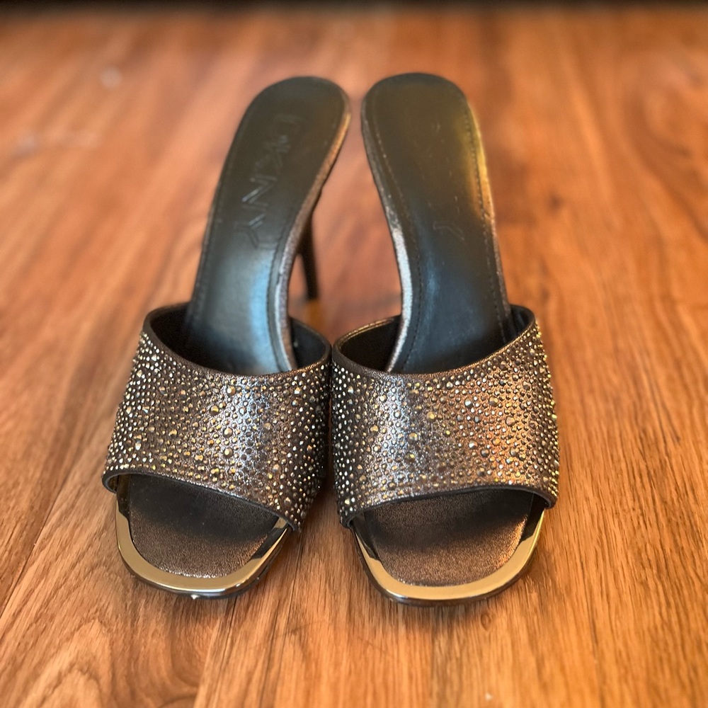 DKYN Size 6 Gray/Black Sparkly Pumps